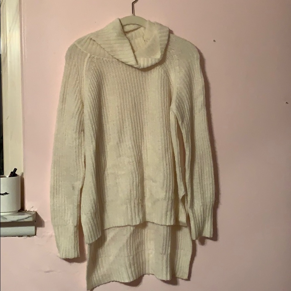 White high low turtle neck  sweater